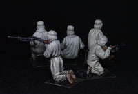 Soviet assault Infantry in Winter Camouflage Cloaks (1/35 Scale) Figure Model Kits